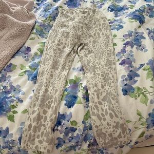 I’m selling lululemon leggings that are never worn but not new with tags!!